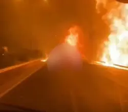 بالفيديو...سائق يغامر بحياته على طريق مشتعل بالنيران في تركيا